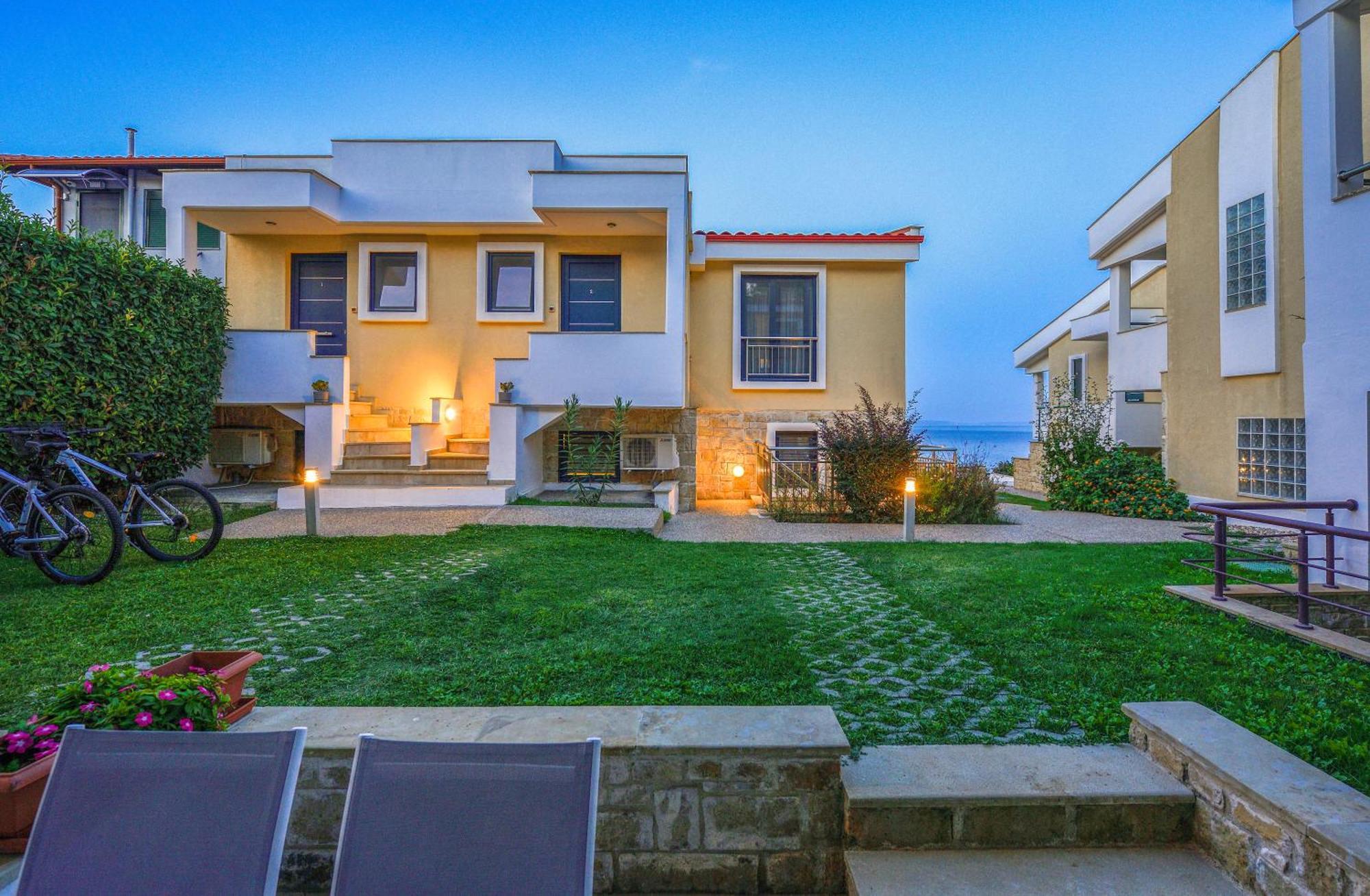 Elpiniki Luxury Apartments ネア・ポティダイア エクステリア 写真
